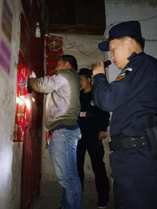 望谟开锁公司粗心妈妈误将幼女锁家中 民警全城寻开锁师傅开门